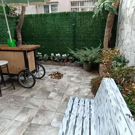 Lejlighed Comfortable, Duplex With Garden Istanbul